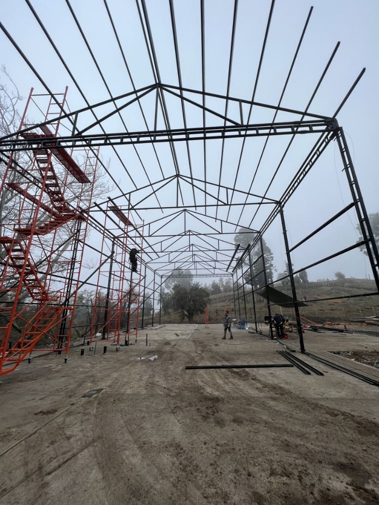 Surface Construcciones — Viñedo y bodega en Trevelin (Patagonia), obra en construcción de la bodega