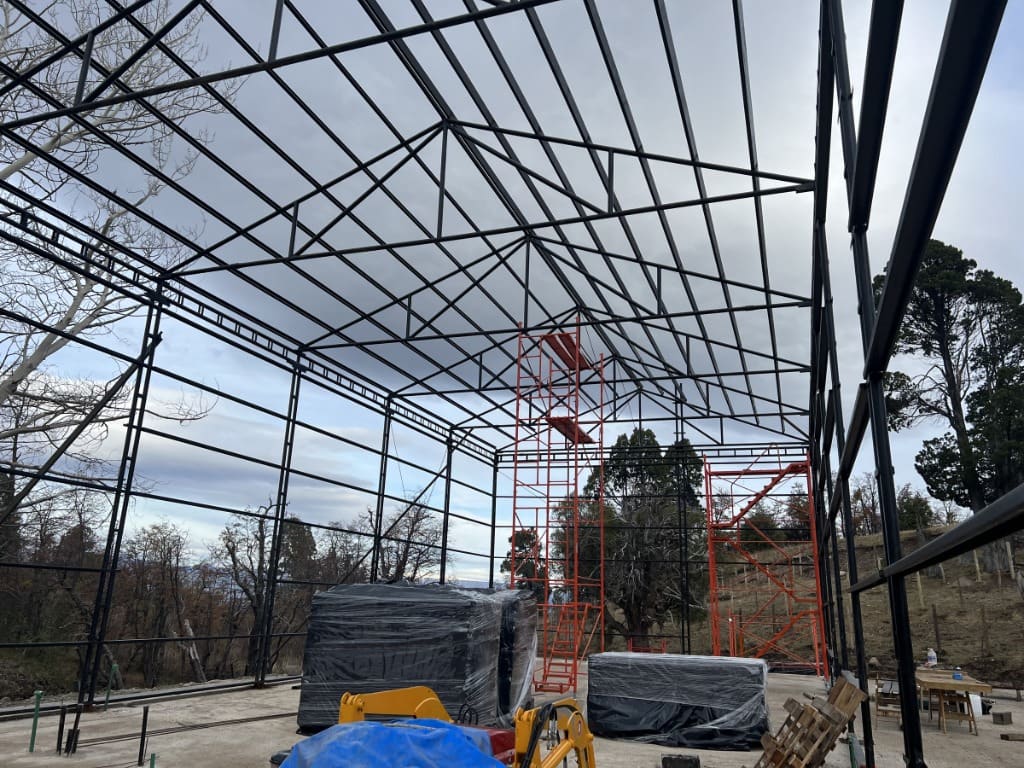 Surface Construcciones — Viñedo y bodega en Trevelin (Patagonia), avance de obra de la bodega